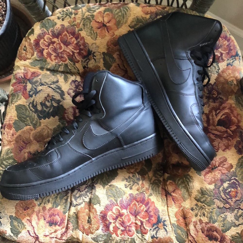 Back high top Air Force 1’s
